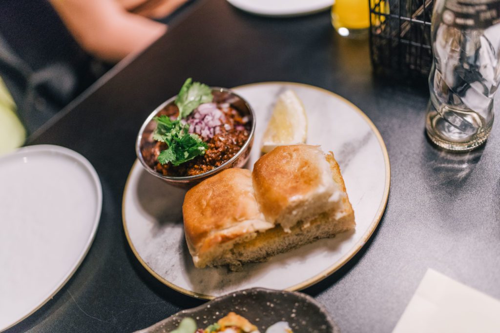 Bilde av keema pav på en marbel tallerken. På et svar bord.